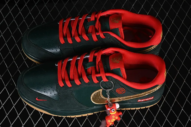 All categories Nk SB Dunk Series Nk SB Dunk Low High-end customized low-top sneakers Nike SB Dunk Low Year of the Horse limited edition Pine green gilt High-end customized low-top casual sneakers NH0601-484